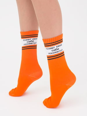 Шкарпетки оранжевого кольору з принтом | 6006406