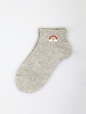 Шкарпетки короткі сірі з принтом | 5927896