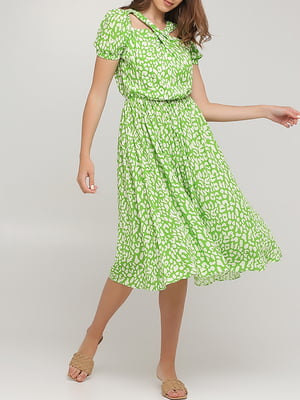 Платье А-силуэта зеленое в анималистический принт | 6033713