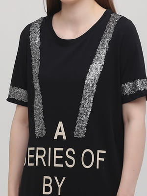 Сукня-футболка чорна з декорованим принтом | 6055901