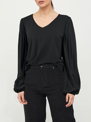 Блуза чорна з плісованим рукавом | 6075040