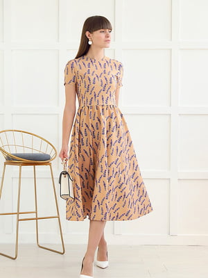 Платье А-силуэта кораллового цвета в принт | 6261036