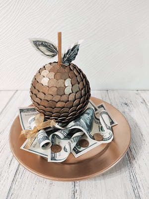 Статуетка “Яблуко” з монетами на золотій тарілці з доларами, ручна робота | 6263600