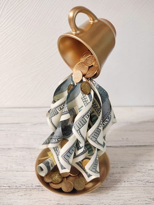 Статуетка "Левітуюча чашка" з золотим напиленням та доларами, ручна робота | 6263605