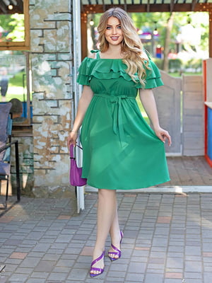 Платье А-силуэта зеленое с рюшем | 6327233