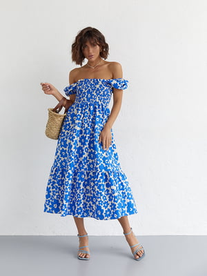 Платье А-силуэта синее в крупные цветы с открытыми плечами | 6331257