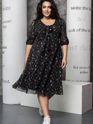 Платье А-силуэта черное с цветочным принтом | 6336911