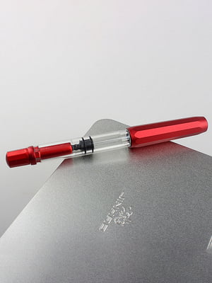 Перова ручка Red із вбудованою поршневою системою (тонка (F)) | 6399571