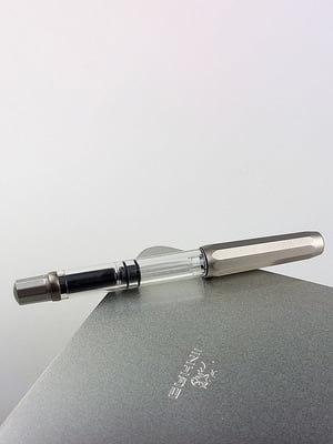 Перьевая ручка серая со встроенной поршневой системой (экстра-тонкое (EF)) | 6399587