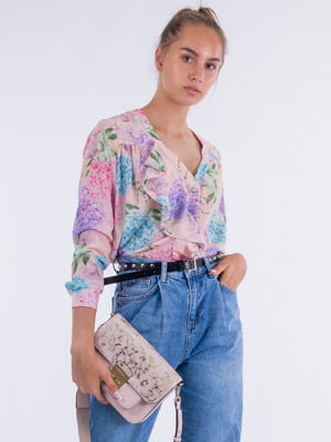 Блуза кольору пудри з квітковим принтом | 6431694