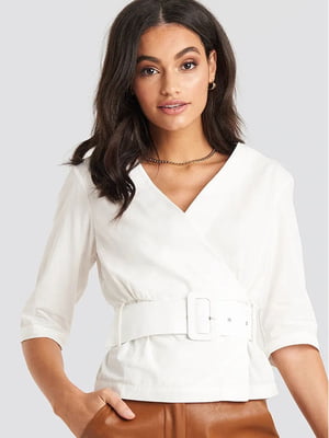 Блузка с коротким рукавом и поясом белая | 6436379