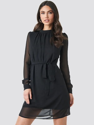 Платье А-силуэта черное шифоновое с высоким воротом и поясом | 6436517