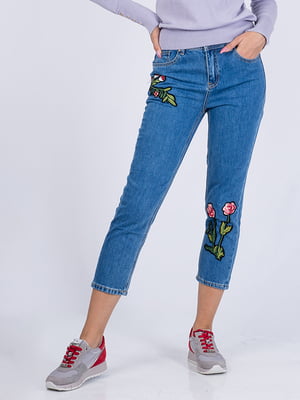 Зауженные джинсы с декоративной нашивкой | 6438580