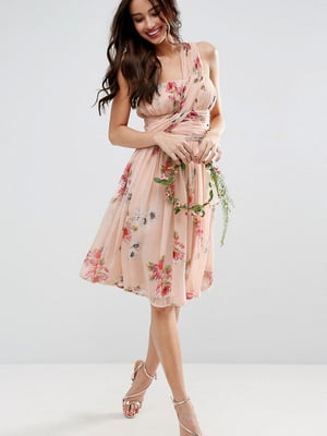 Платье А-силуэта на одно плечо с принтом летних роз розовое | 6440481