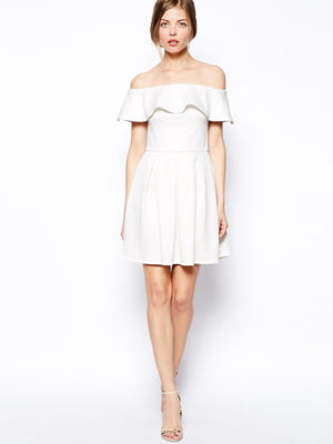 Фактурное короткое приталенное платье с рюшами белое | 6440636