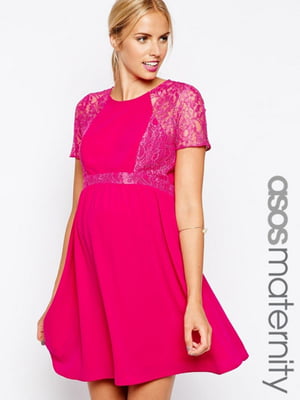 Короткое приталенное платье с кружевными вставками розовое | 6440667
