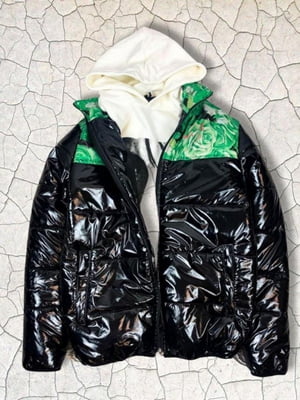 Куртка черно-зеленая с принтом | 6479561