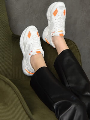 Кроссовки белые с оранжевыми вставками | 6491802