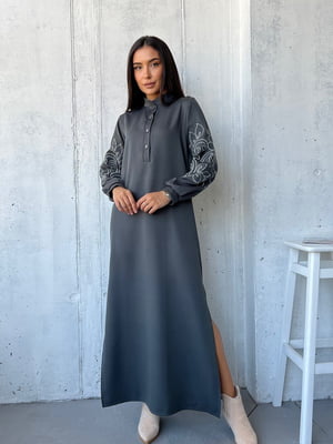 Сукня сірого кольору із ніжною вишивкою по рукавах | 6505321