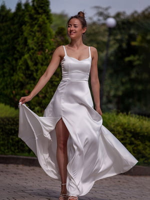 Элегантное атласное платье-макси белого цвета | 6506231