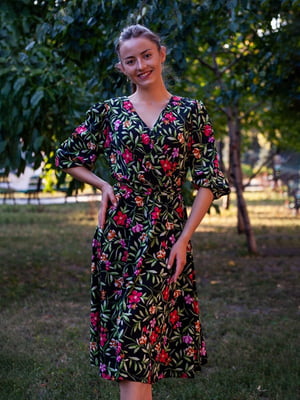 Сукня-міді А-силуету чорна в квітковий принт | 6506240