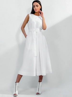 Платье А-силуэта белое с поясом | 6506540