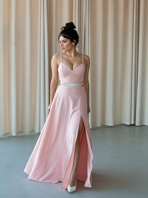 Сукня пудрового кольору з розрізом та відкритими плечима | 6506565