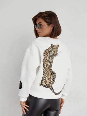 Утепленный свитшот молочного цвета с принтом леопарда на спине | 6524553