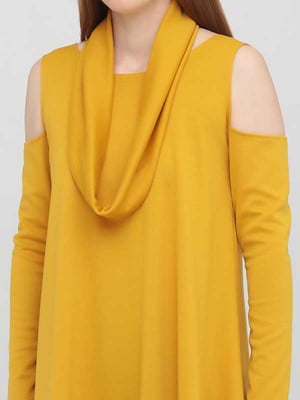 Туніка-сукня гірчичного кольору з вирізами на плечах | 6533158
