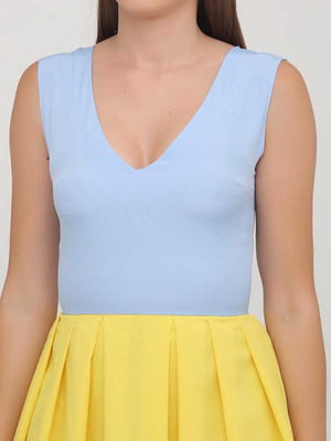 Приталена міні-сукня синьо-жовтого кольору | 6533217