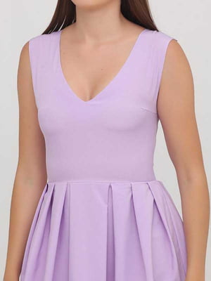 Приталена міні-сукня бузкового кольору | 6533218