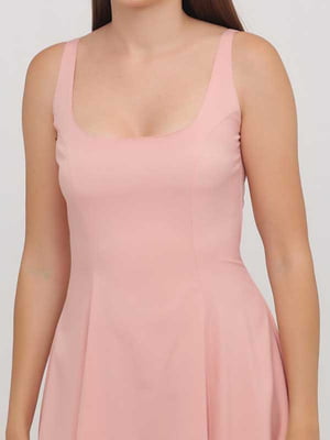 Платье А-силуэта пудрового цвета приталенного кроя с U-образным декольте | 6533230