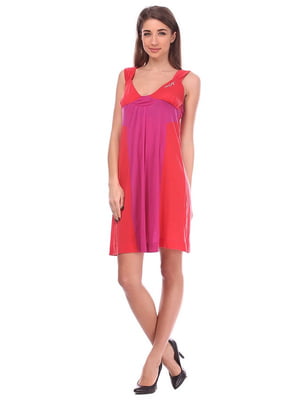 Сукня червоно-рожевого кольору з написом | 6541764
