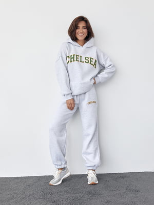 Светло-серый спортивный костюм на флисе с принтом Chelsea: худи и джоггеры | 6547813