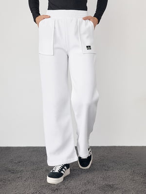 Трикотажные штаны молочного цвета на флисе с накладными карманами | 6547821