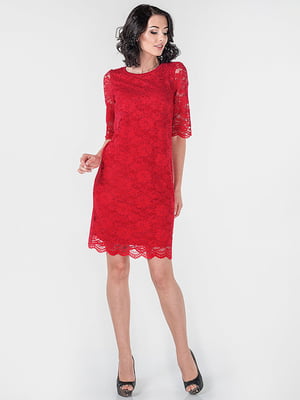 Коктейльное платье красного цвета отделано кружевом | 6548053