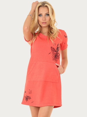Платье-футболка кораллового цвета с рисунком | 6548153