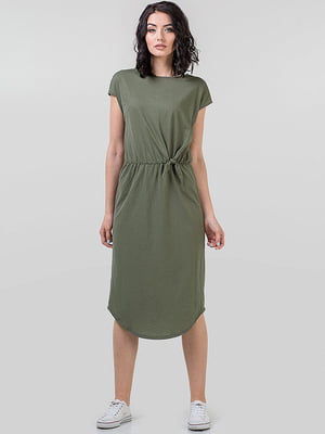 Сукня-футляр кольору хакі із креш-льону | 6548218