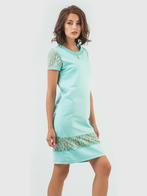 Платье-футболка бирюзового цвета с декором | 6548358