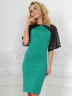 Платье-футляр зеленое с ажурными рукавами | 6548427