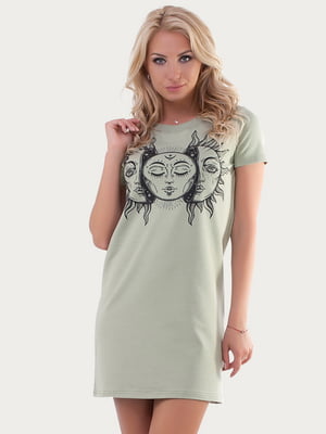 Платье-футболка цвета хаки с рисунком | 6548521
