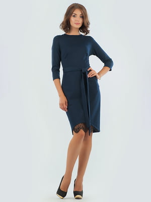 Сукня-футляр темно-синя з мереживною смужкою чорного кольору | 6548651