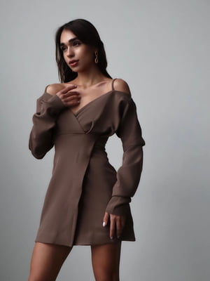 Міні-сукня А-силуету кольору мокко на запах з відкритими плечима | 6570252