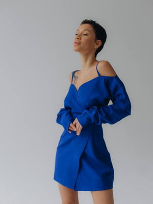 Синее мини-платье А-силуэта на запах с открытыми плечами | 6570254