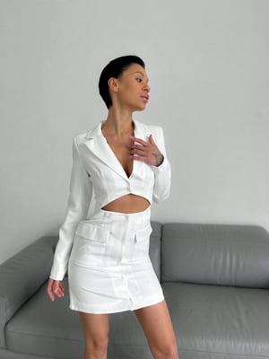 Платье-жакет белого цвета с оригинальным вырезом и накладными карманами | 6570296