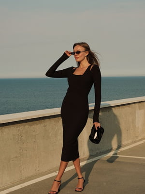 Трикотажное черное платье-футляр длины миди | 6570326