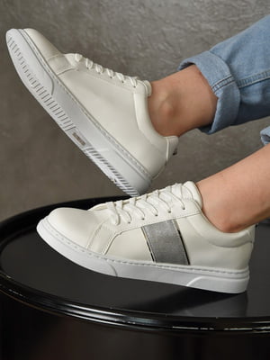 Кросівки білого кольору із сріблястими вставками | 6491874