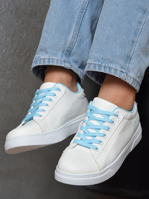 Белые кроссовки на голубой шнуровке | 6577329