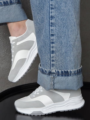Кросівки біло-сірого кольору на шнурівці | 6577373