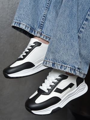 Кросівки чорно-білого кольору на шнурівці | 6577376